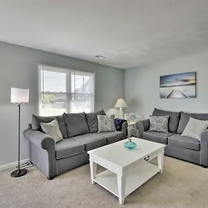 Holiday home Sunny Norfolk Duplex - Walk To And Beach!, North Camellia Acres